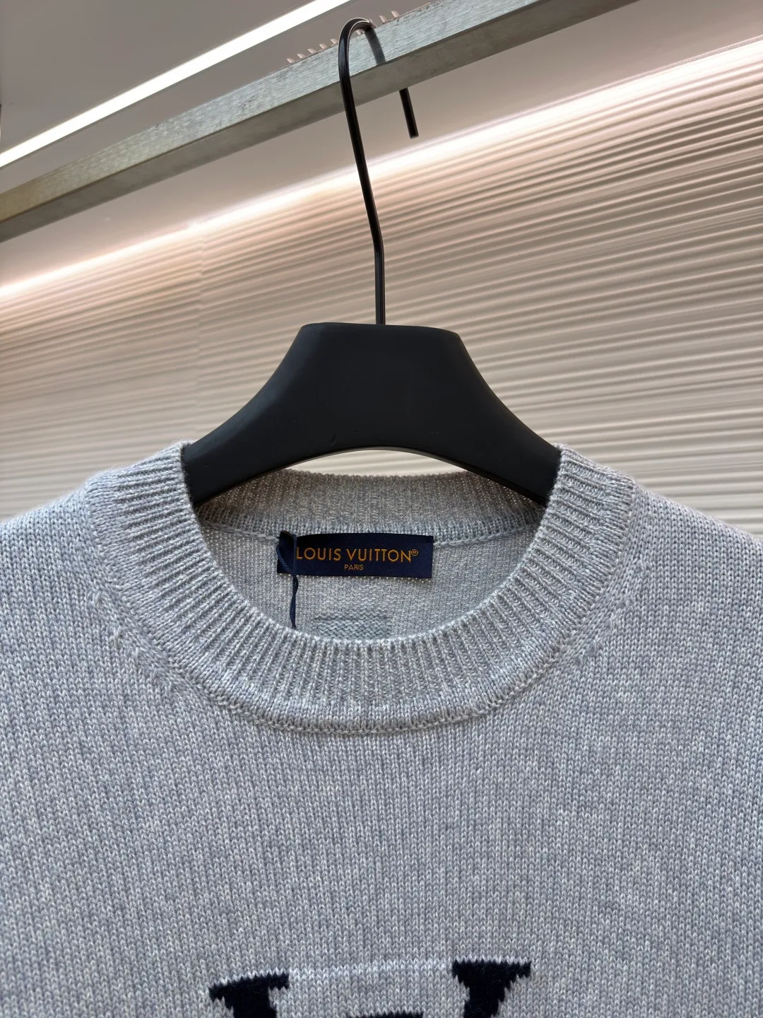 LOUIS VUITTON Fox cashmere round neck long-sleeved sweater ●Original version: purchased and developed for 14100 ●Item number: 1682134-B70 ●Fabric: wool blended fabric ●Technology: knitted ●Color: gray ●Version: fitted version ●Weight: about 640 grams ●Size: XS-S-M-L ●Description: Made of custom-made twisted 30s Basulan wool mixed yarn, the composition ratio is 50% Basulan wool, 40% combed cotton, 5% nylon mohair. It is made by a professional pattern maker, referring to the original version, and drawing and pattern making at a ratio of 1:1. The entire pattern takes 3 days, using 7 needles The computerized flat knitting machine knits single-sided woolen tissue according to the original version. The entire garment is made by 9 yarn feeders. The increase in the number of yarn feeders greatly increases the loss and loom time. A single piece takes 260 minutes per piece. The back leather surface is made of genuine leather, which is embossed and stitched with a flat machine. The overall wiring is straight and delicate, the fabric is comfortable and soft, and the color is consistent without color difference. It can be matched with the same style to create a fashionable look and control various occasions. Customized accessories, complete with three standards, same style for men and women!